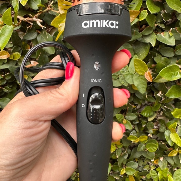 Amika ‘Blowout Babe’ Thermal Ionic Hairbrush - Picture 3 of 6
